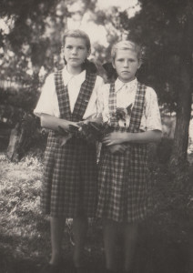 Люкшина Г.М. (справа) 1954